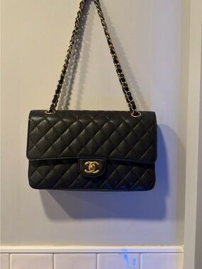 CHANEL Black Quilted Shoulder Bag with Gold Chain